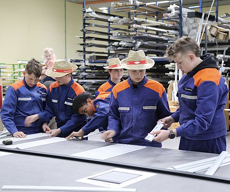 Die Jugendlichen bauen z.B. einen Rollladenpanzer zusammen
