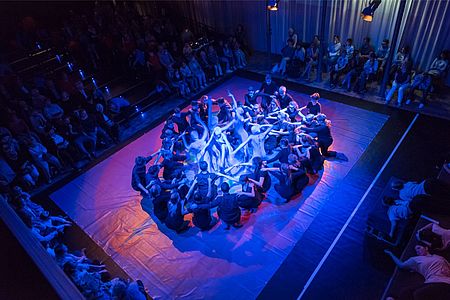 Schüler*innen in der Aufführung zum Thema Chaos