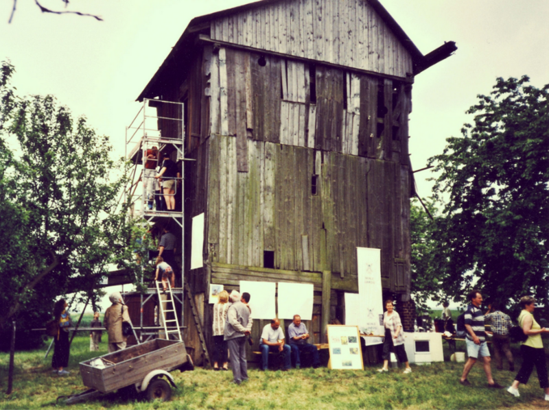 Menschen reparieren eine ruinöse Windmühle