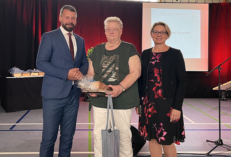 Brigitte Mühlbrandt (mittig) bei der Preisverleihung des Ehrenamtspreises vom Landkreis Vorpommern-Greifswald