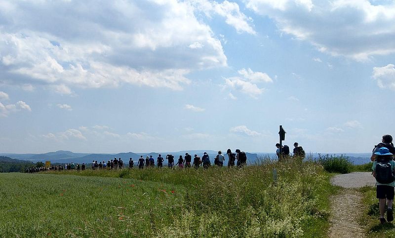 Menschen auf Aussichtspunkt auf die Burg Hohnstein
