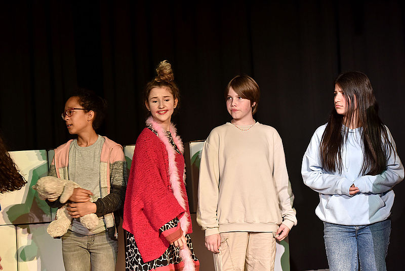 Menschen mit u. ohne Behinderung spielen Theater