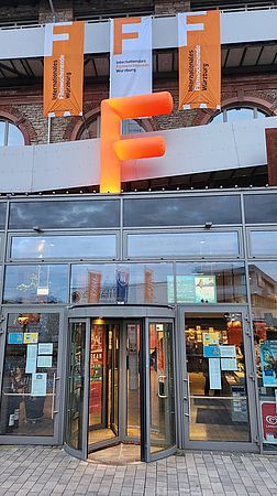 Fahnen wehen über dem Festivalkino CENTRAL IM BÜRGERBRÄU