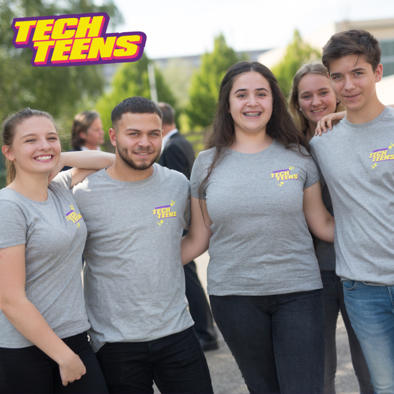 TechTeens-Teilnehmende auf dem Schulhof