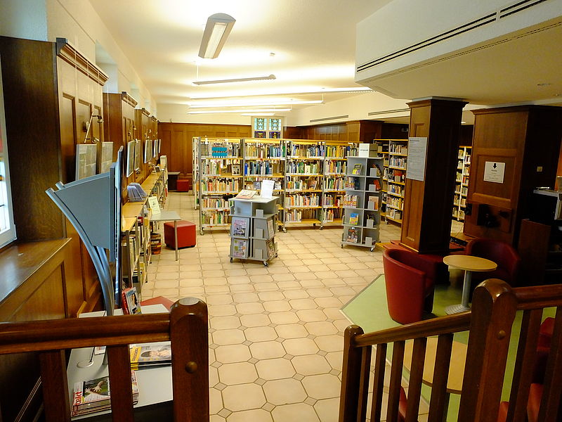 Blick in die untere Etage der Bibliothek