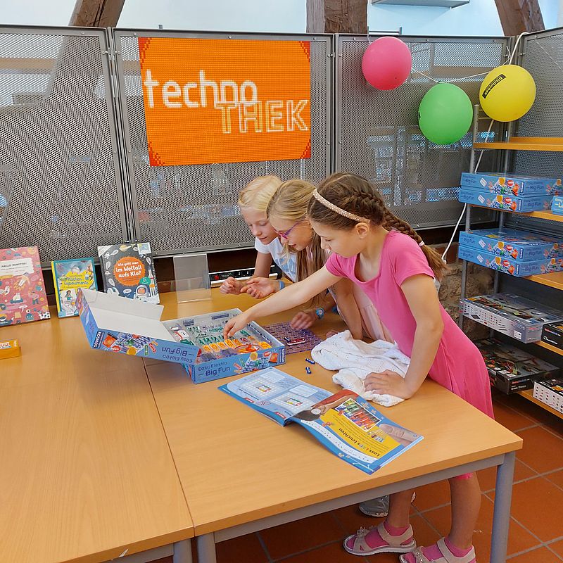Kinder probieren Elektrobaukästen aus