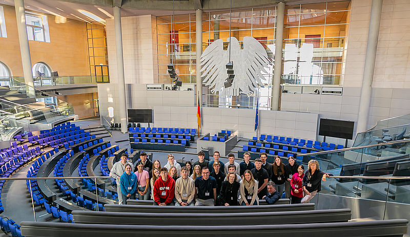 Menschen im Plenarsaal des Deutschen Parlaments