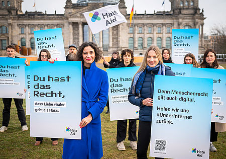 HateAid protestiert vor dem Bundestag für Menschenrechte im digitalen Raum