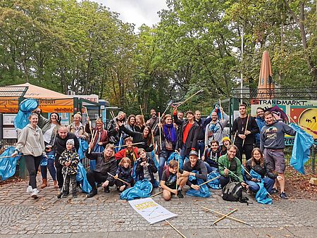 Gemeinsame Aufräumaktion am See in Berlin