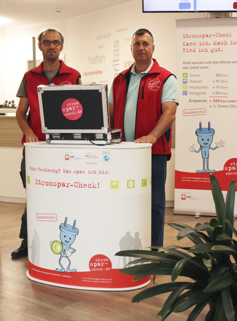 Team des Stromspar-Checks Leipzig hinter Presseaufsteller