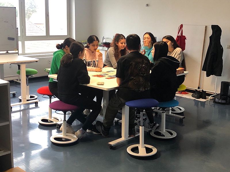 Eine Gruppe junger Menschen trifft sich im Co-learning Space