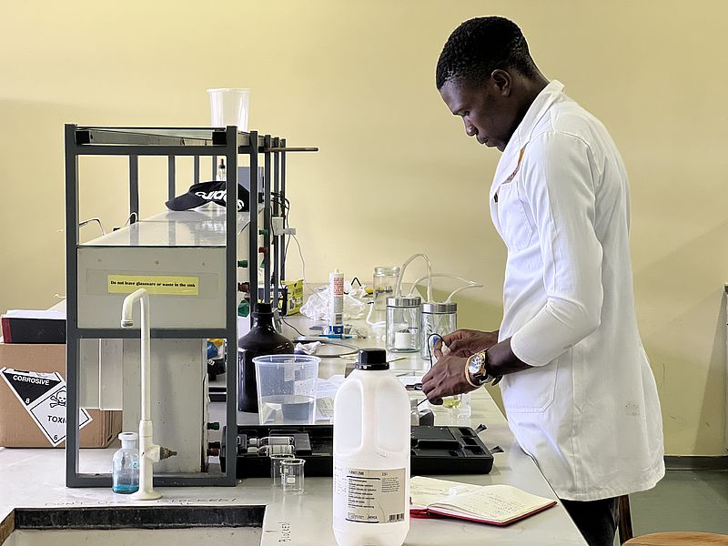 Student aus unserem Projekt zu grünem Wasserstof in Namibia arbeitet im Labor