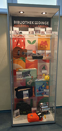 Vitrine mit ausleihbaren Dingen
