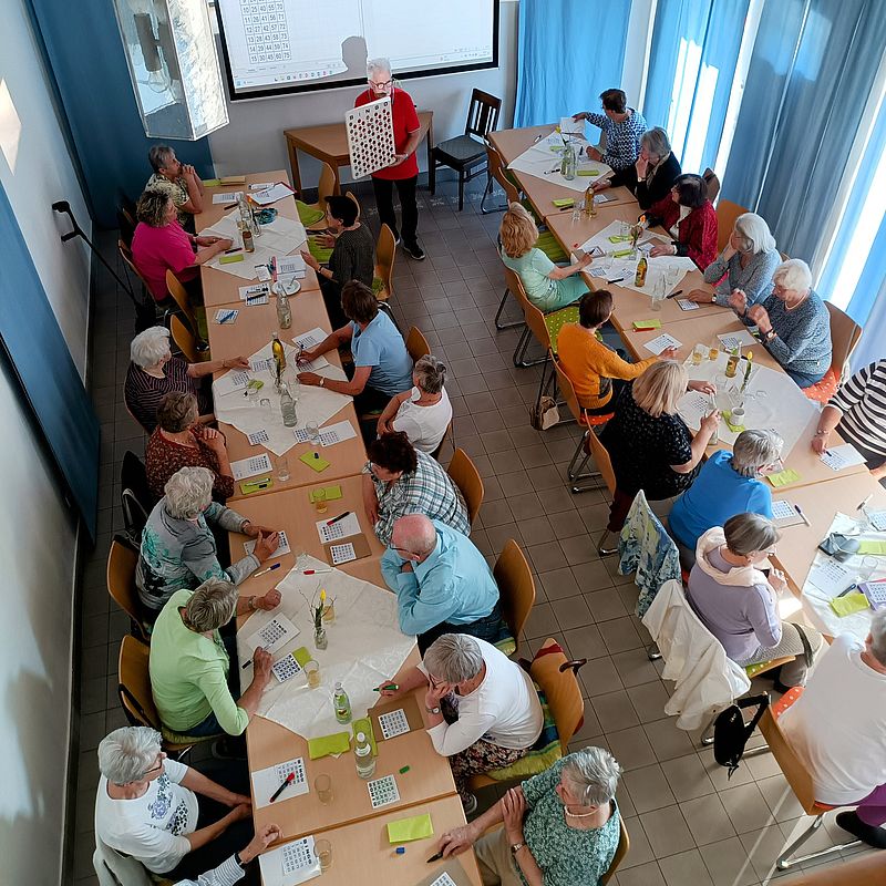 Kaffee, Kuchen, gute Laune und Unterhaltung