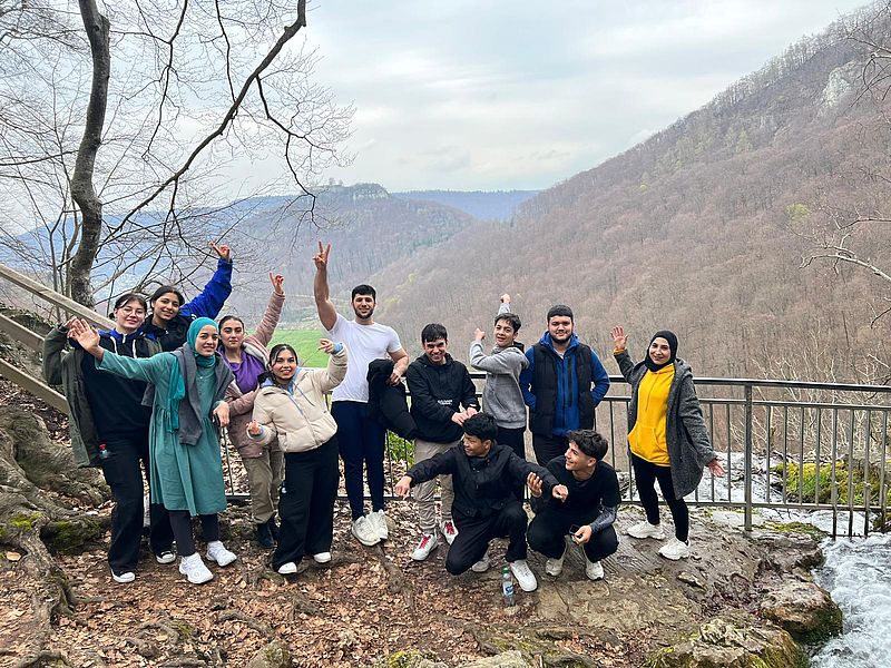 Eine Gruppe von Mentees mit Mentor:innen beim Wandern