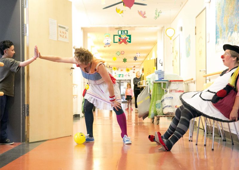 High Five von Clown und Kind